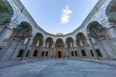 Türkiye 'nin İstanbul kentindeki Kapalı Çarşı yakınlarındaki Nuruosmaniye Camii' nin güzel bir manzarası