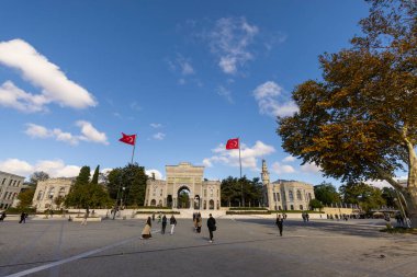 İstanbul Üniversitesi ana kapısı ve Beyazit Meydanı İstanbul manzaralı. İstanbul Üniversitesi Türkiye 'nin önde gelen üniversitelerinden biri..