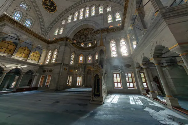 Türkiye 'nin İstanbul kentindeki Kapalı Çarşı yakınlarındaki Nuruosmaniye Camii' nin güzel bir manzarası