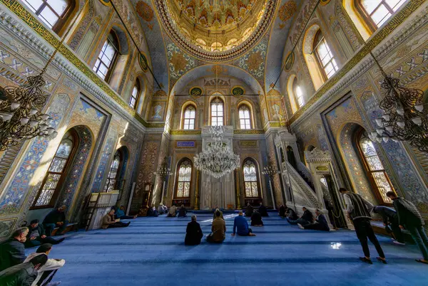 İstanbul, Aksaray 'da bulunan 19. yüzyıldan kalma Osmanlı İmparatorluk Camii Pertevniyal Valide Sultan Camii' nin iç ayrıntıları.