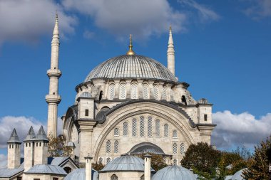 Türkiye 'nin İstanbul kentindeki Kapalı Çarşı yakınlarındaki Nuruosmaniye Camii' nin güzel bir manzarası