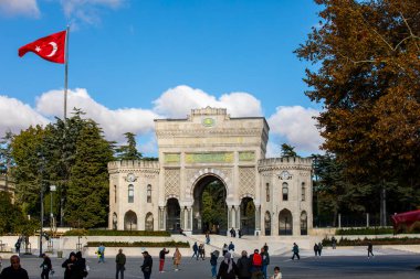 İstanbul Üniversitesi ana kapısı ve Beyazit Meydanı İstanbul manzaralı. İstanbul Üniversitesi Türkiye 'nin önde gelen üniversitelerinden biri..