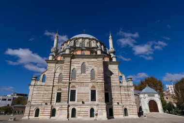 Laleli Camii 'nin de bir lale camisi vardı. Dışarıdan ateş edilmiş. De ki: O, inananlar için doğru yolu gösteren bir kılavuzdur. Osmanlı