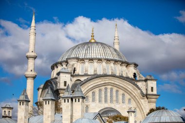 Türkiye 'nin İstanbul kentindeki Kapalı Çarşı yakınlarındaki Nuruosmaniye Camii' nin güzel bir manzarası