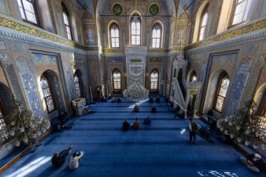 İstanbul, Aksaray 'da bulunan 19. yüzyıldan kalma Osmanlı İmparatorluk Camii Pertevniyal Valide Sultan Camii' nin iç ayrıntıları.