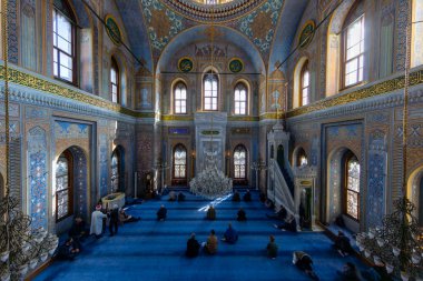 İstanbul, Aksaray 'da bulunan 19. yüzyıldan kalma Osmanlı İmparatorluk Camii Pertevniyal Valide Sultan Camii' nin iç ayrıntıları.