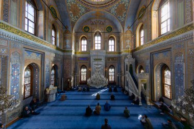 İstanbul, Aksaray 'da bulunan 19. yüzyıldan kalma Osmanlı İmparatorluk Camii Pertevniyal Valide Sultan Camii' nin iç ayrıntıları.