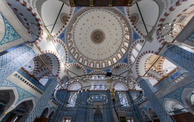 İstanbul 'daki Rustem Pasa Camii' nin içi. Meşhur Rustem Paşa camii. Iznik mavisi fayanslar. Rustem Pasa Camii Çok güzel ve klasik