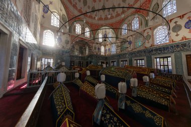 İstanbul, Türkiye, 08 Kasım 2024: Uyku sultanlarının mezarları, Hatice Turhan Valide Sultan Mezarı, Sultan IV. Mehmet, II Mustafa, III. Ahmet, I Mahmut, III. Osman, V Murat, Eminonu.