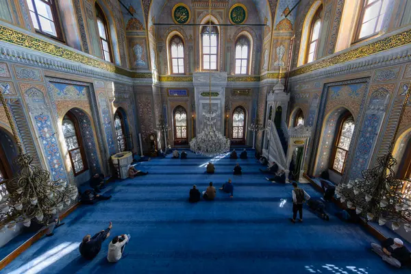 İstanbul, Aksaray 'da bulunan 19. yüzyıldan kalma Osmanlı İmparatorluk Camii Pertevniyal Valide Sultan Camii' nin iç ayrıntıları.