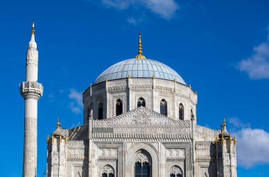 İstanbul, Aksaray 'da bulunan 19. yüzyıldan kalma Osmanlı İmparatorluk Camii Pertevniyal Valide Sultan Camii' nin iç ayrıntıları.