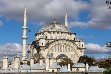 Türkiye 'nin İstanbul kentindeki Kapalı Çarşı yakınlarındaki Nuruosmaniye Camii' nin güzel bir manzarası