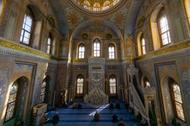 İstanbul, Aksaray 'da bulunan 19. yüzyıldan kalma Osmanlı İmparatorluk Camii Pertevniyal Valide Sultan Camii' nin iç ayrıntıları.