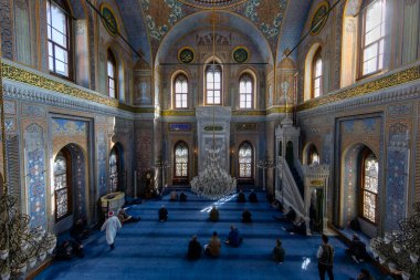 İstanbul, Aksaray 'da bulunan 19. yüzyıldan kalma Osmanlı İmparatorluk Camii Pertevniyal Valide Sultan Camii' nin iç ayrıntıları.
