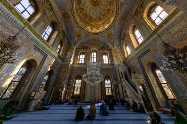 İstanbul, Aksaray 'da bulunan 19. yüzyıldan kalma Osmanlı İmparatorluk Camii Pertevniyal Valide Sultan Camii' nin iç ayrıntıları.