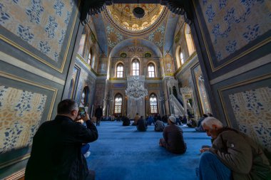 İstanbul, Aksaray 'da bulunan 19. yüzyıldan kalma Osmanlı İmparatorluk Camii Pertevniyal Valide Sultan Camii' nin iç ayrıntıları.