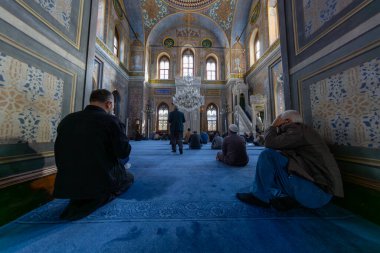 İstanbul, Aksaray 'da bulunan 19. yüzyıldan kalma Osmanlı İmparatorluk Camii Pertevniyal Valide Sultan Camii' nin iç ayrıntıları.