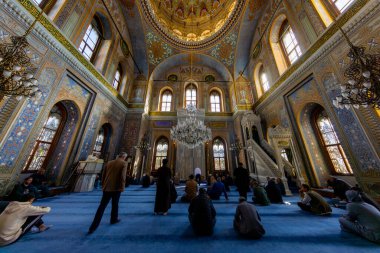 İstanbul, Aksaray 'da bulunan 19. yüzyıldan kalma Osmanlı İmparatorluk Camii Pertevniyal Valide Sultan Camii' nin iç ayrıntıları.