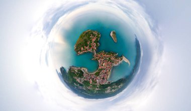 Karadeniz üzerindeki dağlardaki güzel şehir manzarası, Amasra. Amasra geleneksel Türk mimarisi