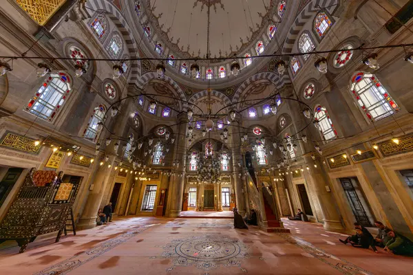 Laleli Camii 'nin de bir lale camisi vardı. Dışarıdan ateş edilmiş. De ki: O, inananlar için doğru yolu gösteren bir kılavuzdur. Osmanlı