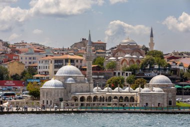 İstanbul 'un Skdar ilçesindeki emsi Ahmet Paa camii. Kuşlar olarak bilinen cami camiye rüzgar akıntıları yüzünden inmiyor.