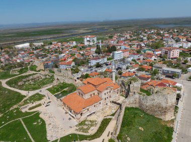 12. yüzyılda inşa edilen ve 1455 yılında camiye çevrilen Hagia Sofya Camii, Antik Cami Enez (Ainos) Camii ve Enez (Ainos) kalesi manzarası.