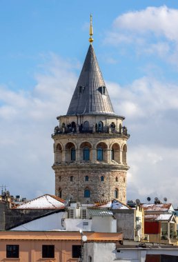 Mavi gökyüzünün arka planında Galata Kulesi ve İstanbul 'un eski kamaraları. Turizm beldesi İstanbul Türkiye
