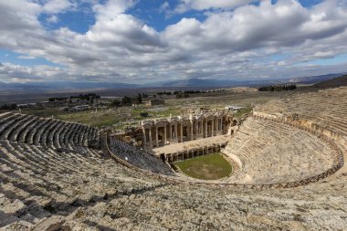 Antik Hierapolis şehrinde amfitiyatro. Dramatik gün batımı gökyüzü. Unesco Kültür Tarihi Anıtı. Denizli, Türkiye
