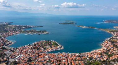 Foca, Ege kıyısında, İzmir ilinin bir ilçesidir..