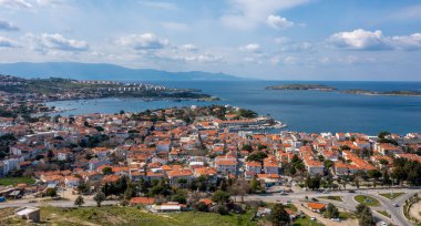 Foca, Ege kıyısında, İzmir ilinin bir ilçesidir.