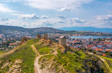 Foca, Ege kıyısında, İzmir ilinin bir ilçesidir.