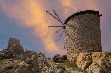 Foca, Ege kıyısında, İzmir ilinin bir ilçesidir..