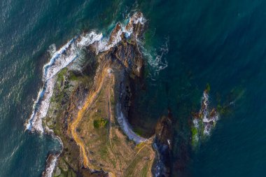 Yason Burnu (nam-ı diğer Cape Yason) ve deniz fenerinin hava aracı manzarası. Türkiye 'nin Persembe, Ordu, Karadeniz bölgesinde yer alıyor