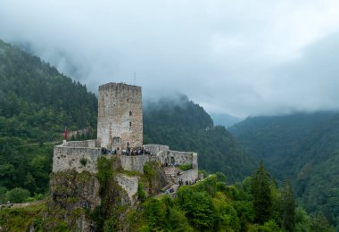Arka planda Camlhemsin, Rize ve Kackar Dağları 'nda tarihi Zilkale (Zil Kale) yer alıyor