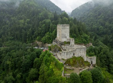 Arka planda Camlhemsin, Rize ve Kackar Dağları 'nda tarihi Zilkale (Zil Kale) yer alıyor