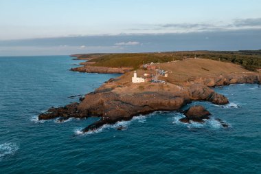 Sinop 'taki Inceburun Deniz Feneri. Hindi. Inceburun Türkiye 'nin en kuzey noktasıdır. İnsansız hava aracı ile hava saldırısı.