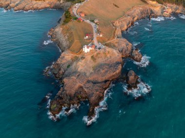 Sinop 'taki Inceburun Deniz Feneri. Hindi. Inceburun Türkiye 'nin en kuzey noktasıdır. İnsansız hava aracı ile hava saldırısı.