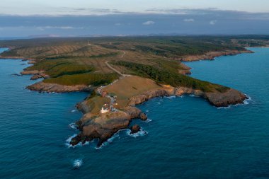 Sinop 'taki Inceburun Deniz Feneri. Hindi. Inceburun Türkiye 'nin en kuzey noktasıdır. İnsansız hava aracı ile hava saldırısı.