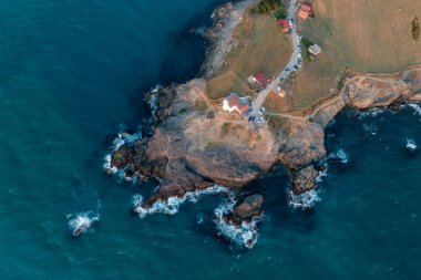 Sinop 'taki Inceburun Deniz Feneri. Hindi. Inceburun Türkiye 'nin en kuzey noktasıdır. İnsansız hava aracı ile hava saldırısı.