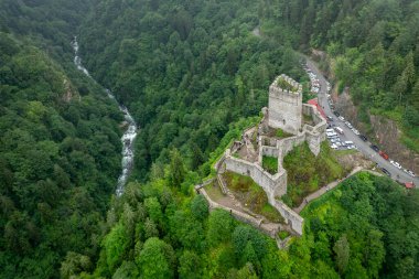 Arka planda Camlhemsin, Rize ve Kackar Dağları 'nda tarihi Zilkale (Zil Kale) yer alıyor
