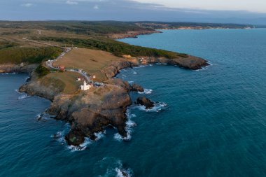 Sinop 'taki Inceburun Deniz Feneri. Hindi. Inceburun Türkiye 'nin en kuzey noktasıdır. İnsansız hava aracı ile hava saldırısı.