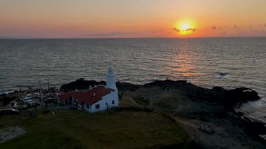 Sinop 'taki Inceburun Deniz Feneri. Hindi. Inceburun Türkiye 'nin en kuzey noktasıdır. İnsansız hava aracı ile hava saldırısı.