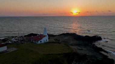 Sinop 'taki Inceburun Deniz Feneri. Hindi. Inceburun Türkiye 'nin en kuzey noktasıdır. İnsansız hava aracı ile hava saldırısı.