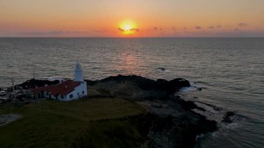Sinop 'taki Inceburun Deniz Feneri. Hindi. Inceburun Türkiye 'nin en kuzey noktasıdır. İnsansız hava aracı ile hava saldırısı.