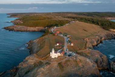 Yason Burnu (nam-ı diğer Cape Yason) ve deniz fenerinin hava aracı manzarası. Türkiye 'nin Persembe, Ordu, Karadeniz bölgesinde yer alıyor