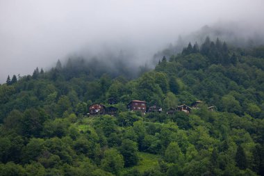 Rize 'nin Senyuva kasabasındaki eski ahşap evler ve Kackar Dağları