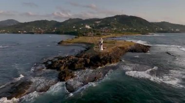 Yason Burnu (nam-ı diğer Cape Yason) ve deniz fenerinin hava aracı manzarası. Türkiye 'nin Persembe, Ordu, Karadeniz bölgesinde yer alıyor