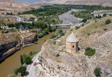 Van Bahcesaray köyünden ay yıldızıyla dağın güzel duruşu.