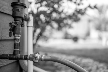 Kompresör kullanarak yerleşim sulama sistemini kışa zorlamak ve havayı hatları boşaltmak. Yüksek kalite fotoğraf