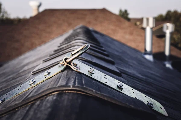 有选择地集中在安装在屋顶顶部的金属临时锚上 以防止坠落 是的高质量的照片 — 图库照片